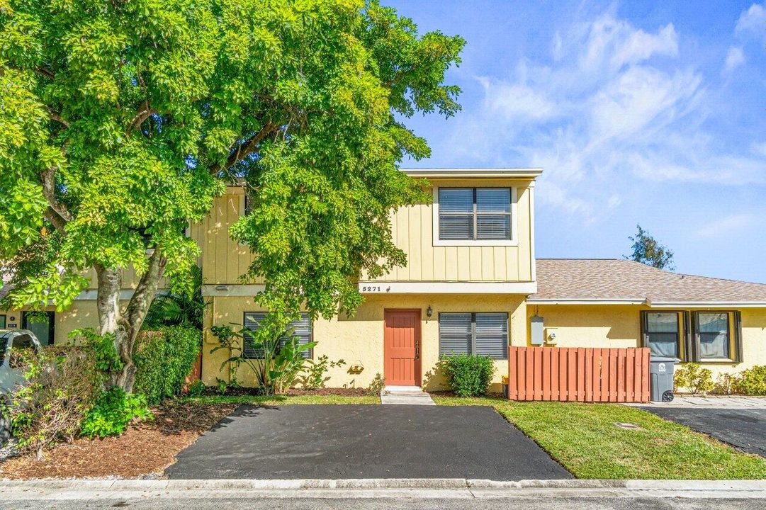 Недавно продано: $359,000 (4 спален, 2 ванн, 1918 Квадратных фут)