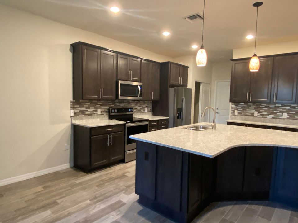 Active With Contract: $3,300 (3 beds, 2 baths, 1909 Square Feet)