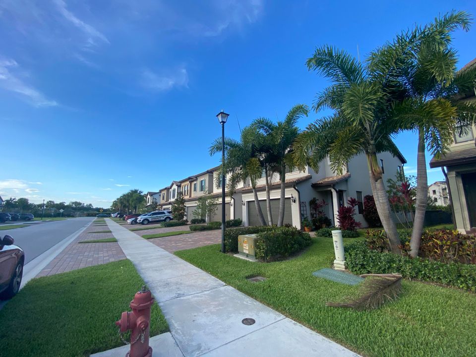 Active With Contract: $3,300 (3 beds, 2 baths, 1909 Square Feet)