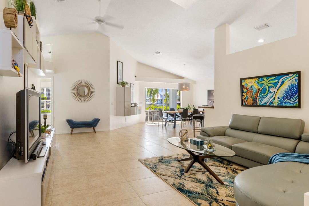 Recently Sold: $800,000 (4 beds, 2 baths, 1964 Square Feet)