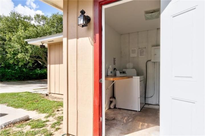 Recently Rented: $1,350 (2 beds, 1 baths, 990 Square Feet)