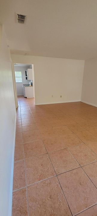 Recently Rented: $1,350 (2 beds, 1 baths, 990 Square Feet)