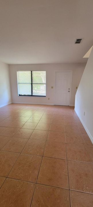 Recently Rented: $1,350 (2 beds, 1 baths, 990 Square Feet)