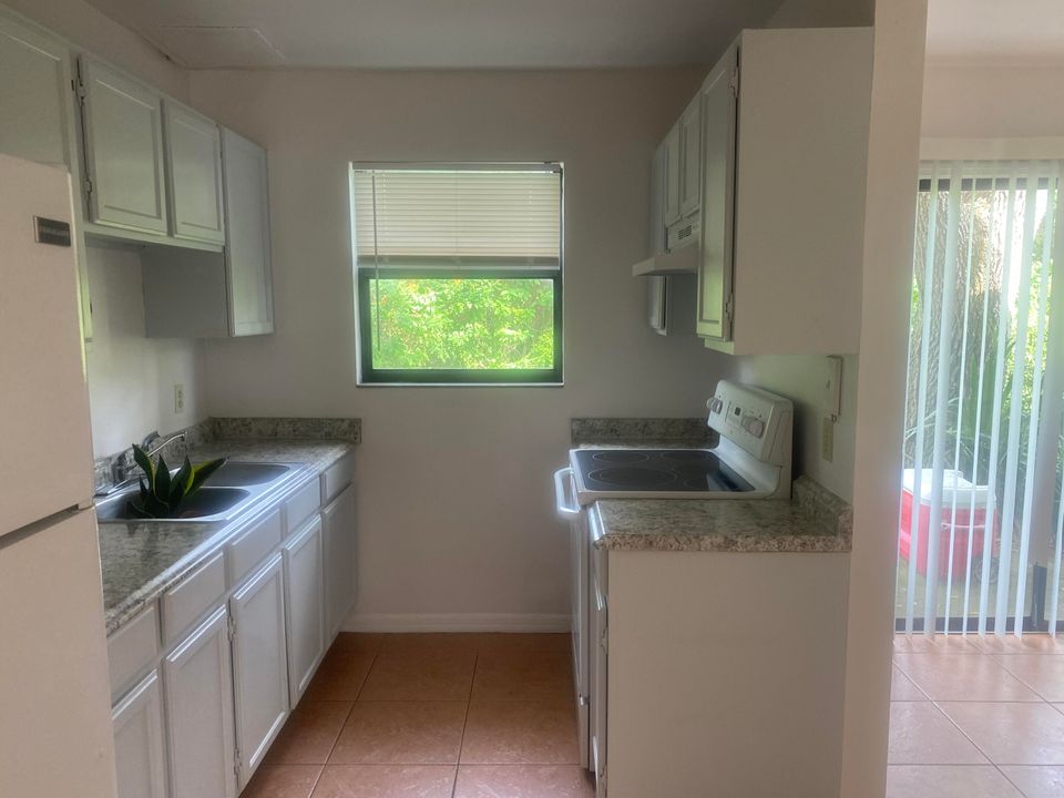 Recently Rented: $1,350 (2 beds, 1 baths, 990 Square Feet)