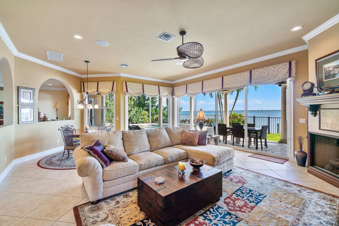 Recently Sold: $3,295,000 (4 beds, 3 baths, 4122 Square Feet)