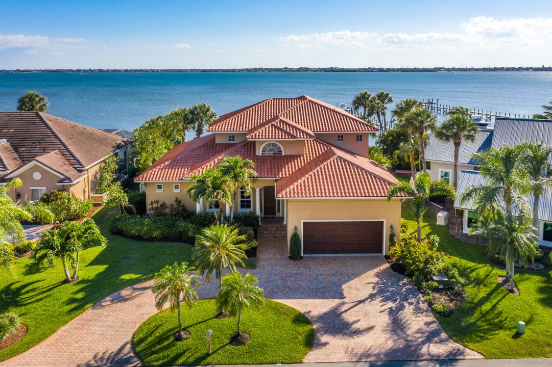 Recently Sold: $3,295,000 (4 beds, 3 baths, 4122 Square Feet)