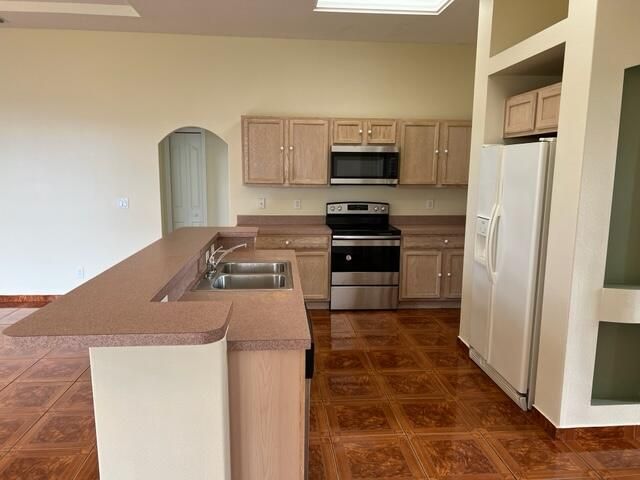Recently Rented: $2,100 (3 beds, 2 baths, 1737 Square Feet)