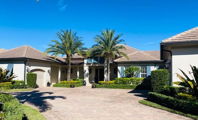 Recently Sold: $2,295,000 (4 beds, 5 baths, 4987 Square Feet)