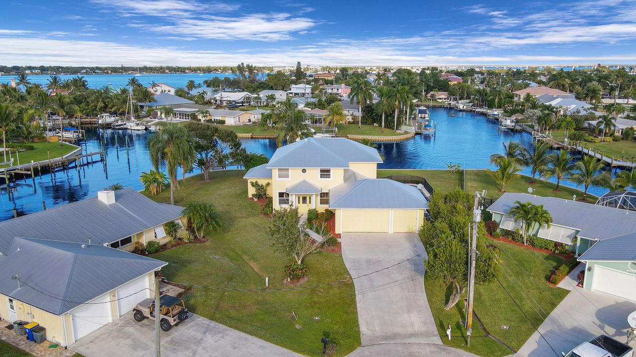 Recently Sold: $1,600,000 (3 beds, 2 baths, 2854 Square Feet)