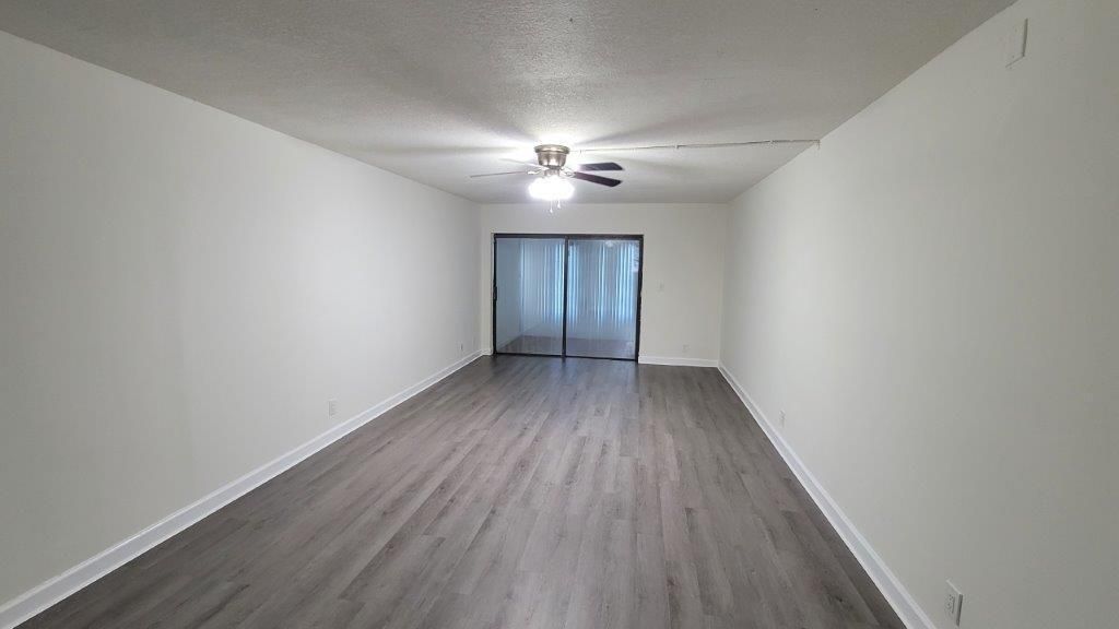 Recently Sold: $220,000 (2 beds, 2 baths, 979 Square Feet)