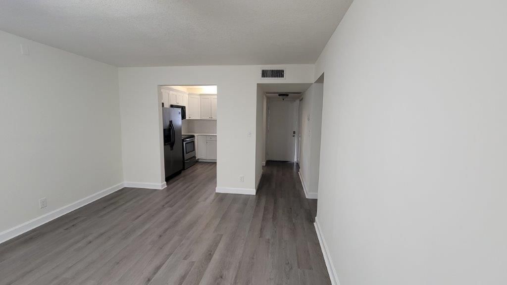 Recently Sold: $220,000 (2 beds, 2 baths, 979 Square Feet)
