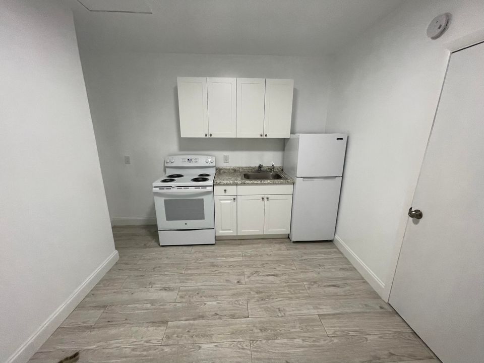 Recently Rented: $1,100 (1 beds, 1 baths, 325 Square Feet)