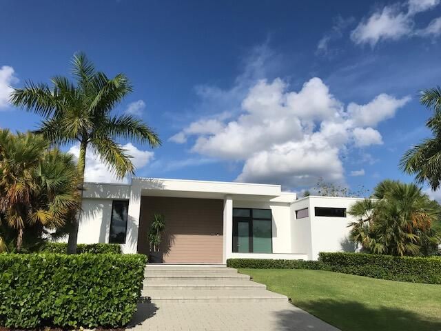 Recently Sold: $2,395,000 (3 beds, 2 baths, 1990 Square Feet)