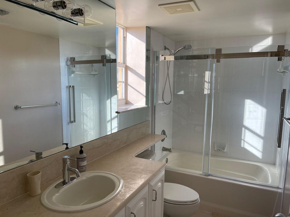 Active With Contract: $5,200 (2 beds, 2 baths, 1132 Square Feet)
