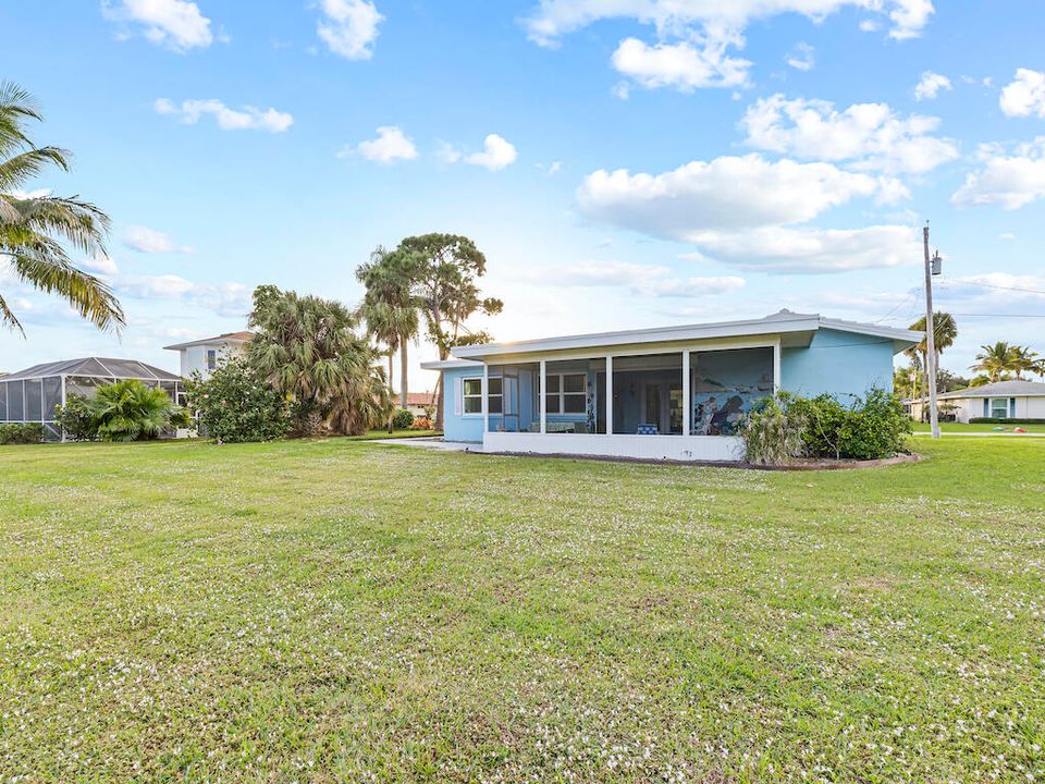 Recently Sold: $580,000 (2 beds, 2 baths, 1563 Square Feet)