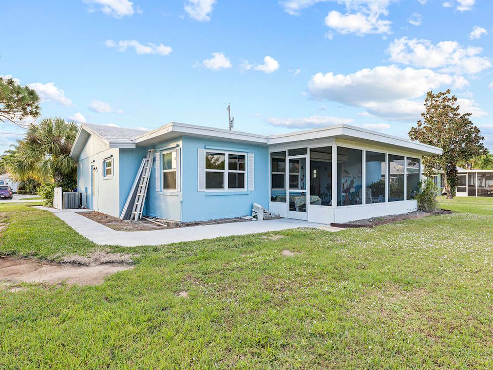 Recently Sold: $580,000 (2 beds, 2 baths, 1563 Square Feet)