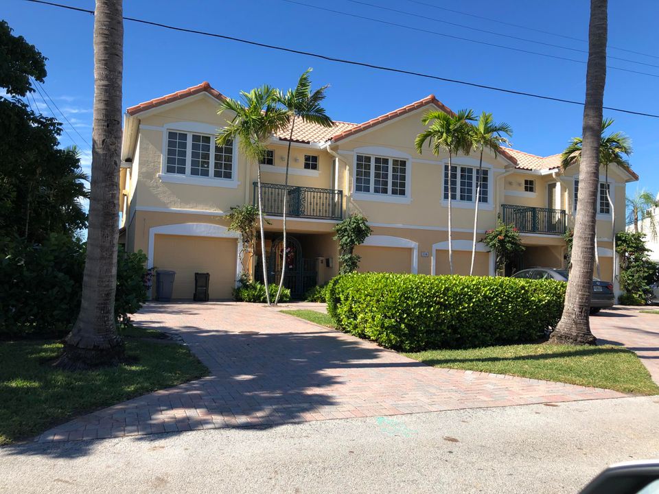 Recently Sold: $1,200,000 (2 beds, 3 baths, 2048 Square Feet)