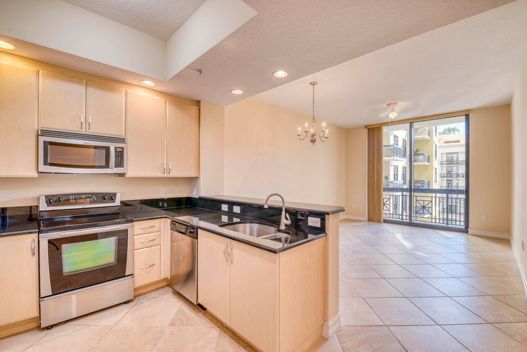 Recently Sold: $425,000 (1 beds, 1 baths, 879 Square Feet)