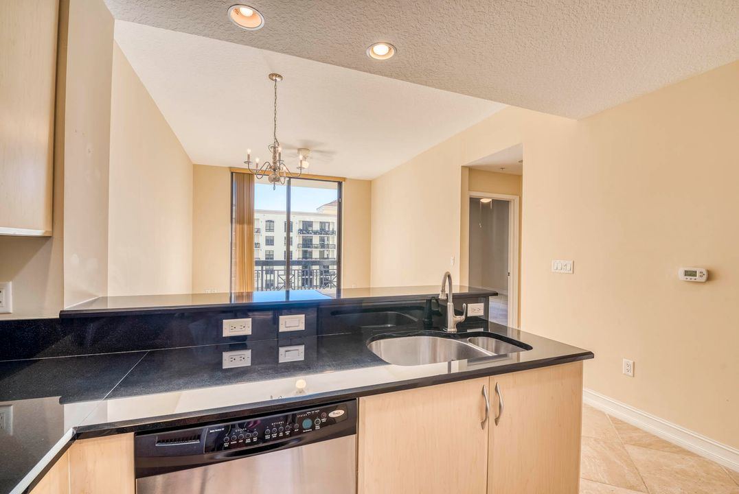 Recently Sold: $425,000 (1 beds, 1 baths, 879 Square Feet)