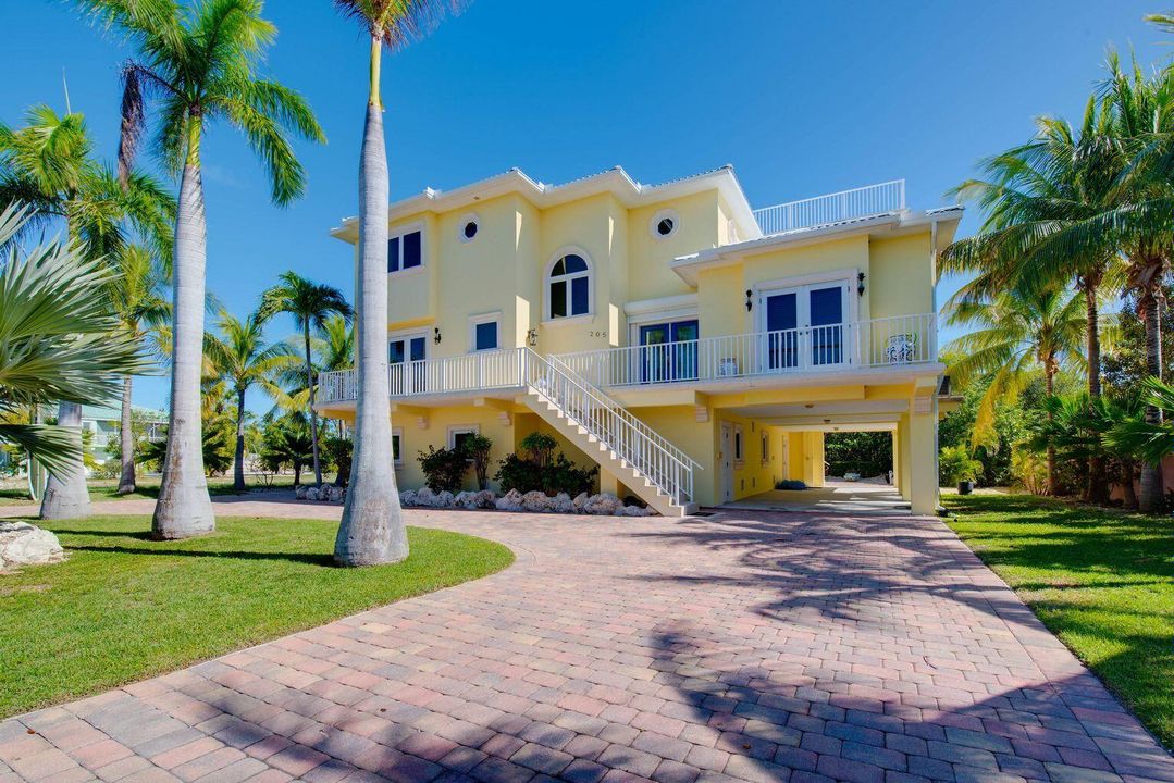 Recently Sold: $1,950,000 (4 beds, 3 baths, 3414 Square Feet)