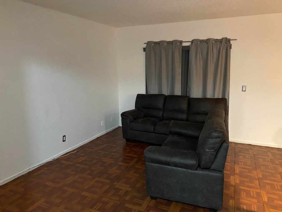 Active With Contract: $159,900 (2 beds, 1 baths, 944 Square Feet)