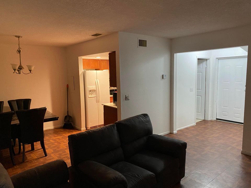 Active With Contract: $159,900 (2 beds, 1 baths, 944 Square Feet)