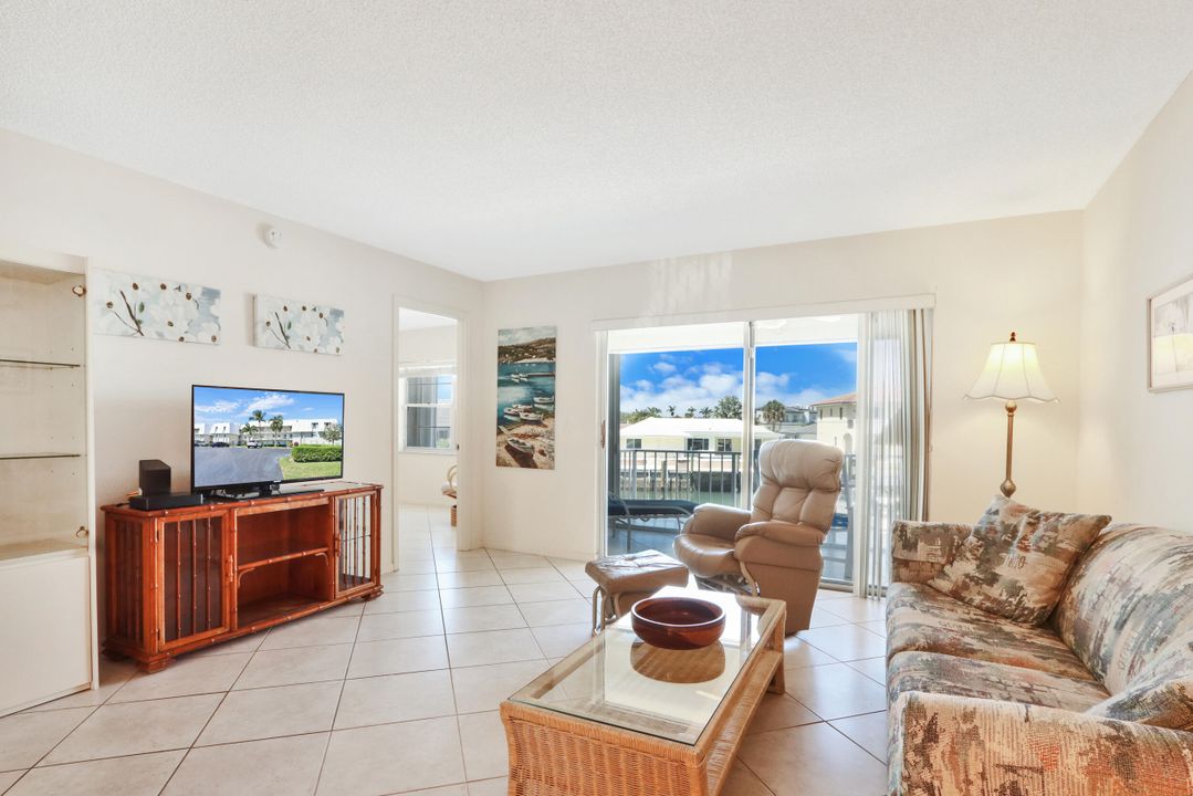 Recently Sold: $440,000 (2 beds, 2 baths, 1143 Square Feet)
