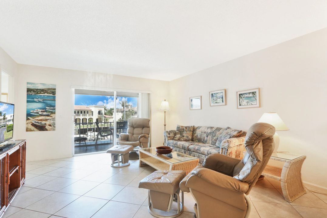 Recently Sold: $440,000 (2 beds, 2 baths, 1143 Square Feet)