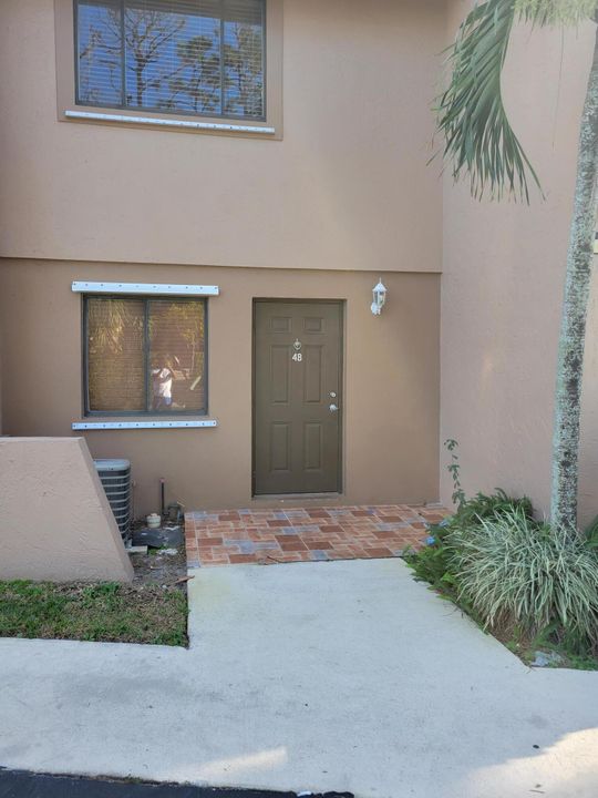 最近售出: $174,900 (2 贝兹, 1 浴室, 1000 平方英尺)