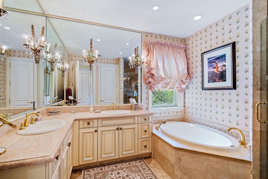 最近售出: $10,500,000 (5 贝兹, 5 浴室, 7133 平方英尺)