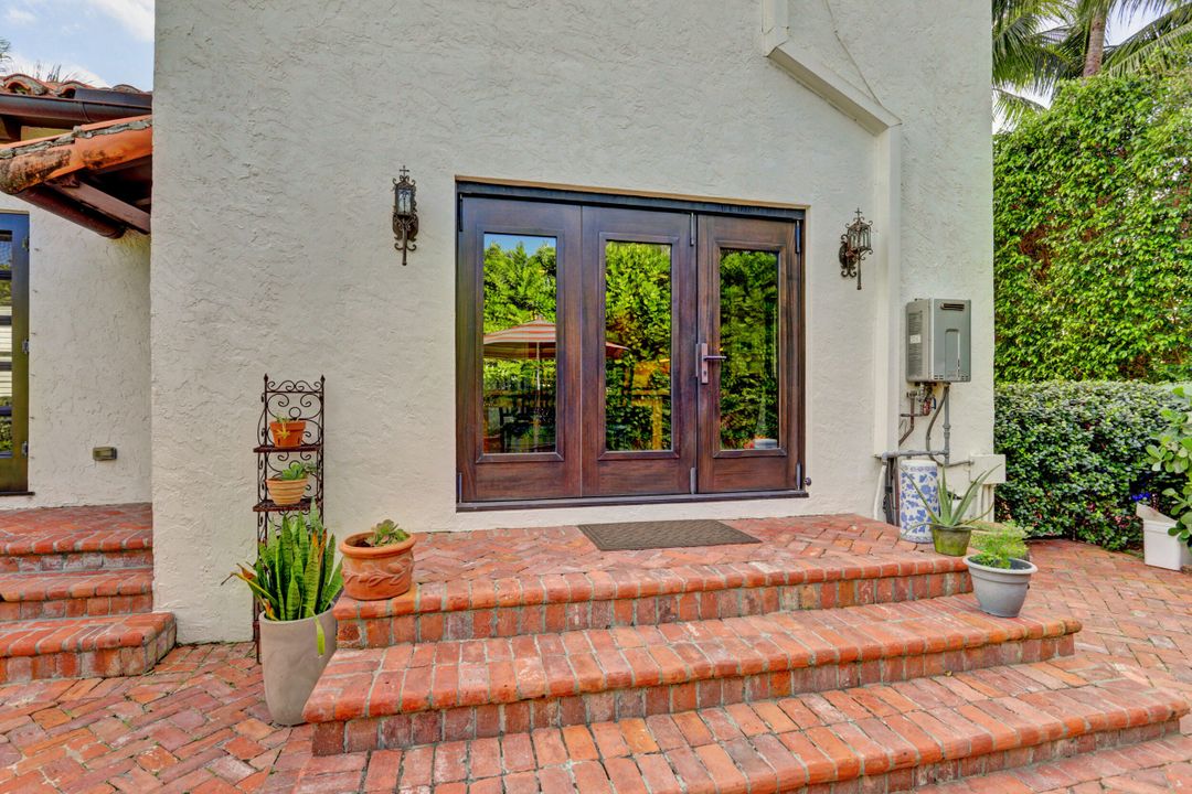Recently Sold: $3,899,000 (4 beds, 3 baths, 2352 Square Feet)