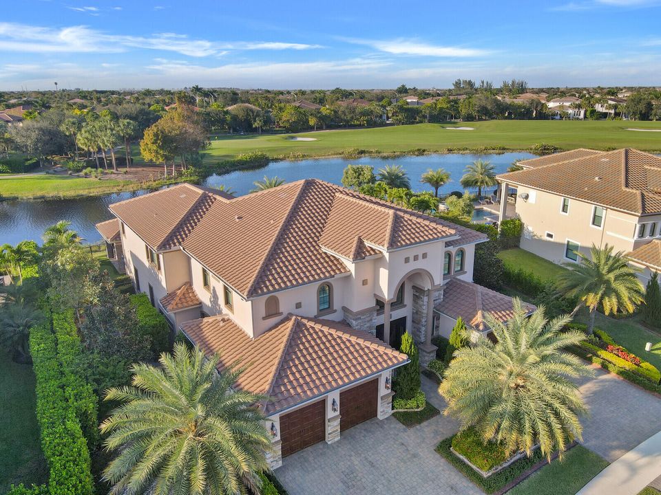 Recently Sold: $2,400,000 (5 beds, 5 baths, 4928 Square Feet)
