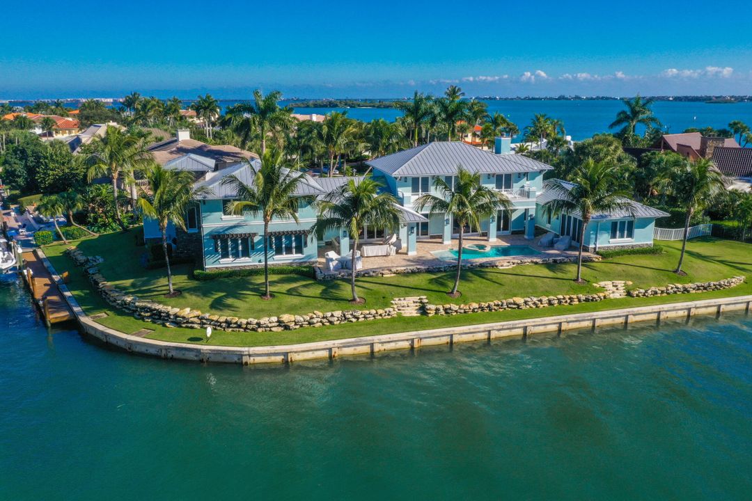 Recently Sold: $6,350,000 (5 beds, 4 baths, 6516 Square Feet)