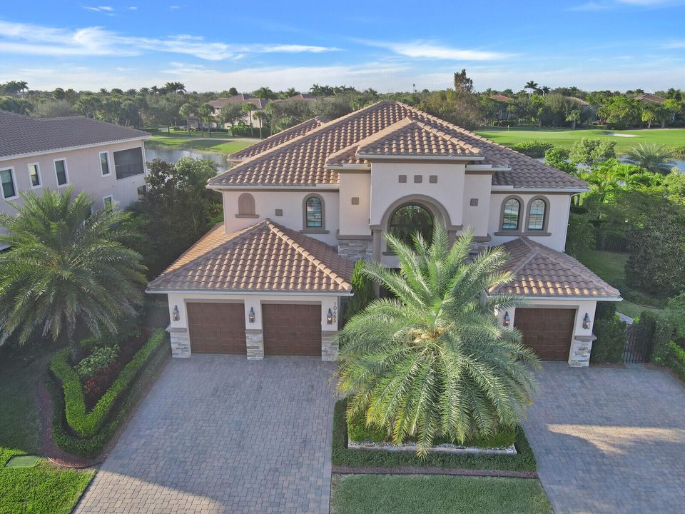 Recently Sold: $2,400,000 (5 beds, 5 baths, 4928 Square Feet)