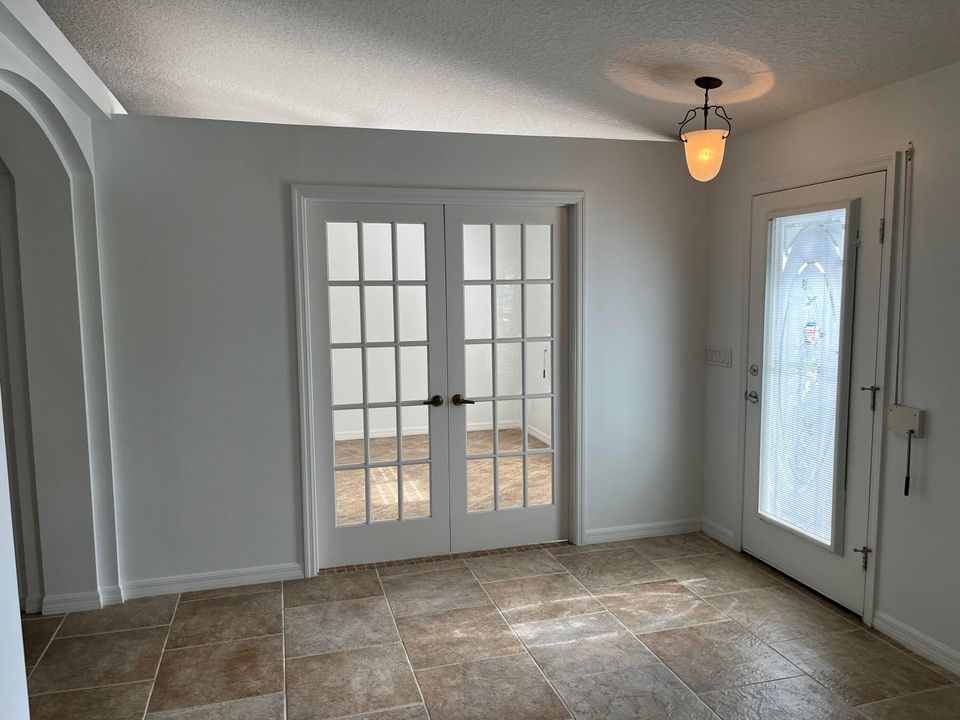 Active With Contract: $2,800 (3 beds, 2 baths, 2040 Square Feet)