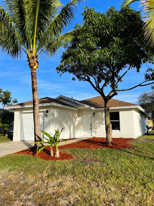 最近售出: $299,900 (4 贝兹, 2 浴室, 1347 平方英尺)