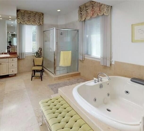 Недавно продано: $3,800,000 (3 спален, 3 ванн, 4545 Квадратных фут)