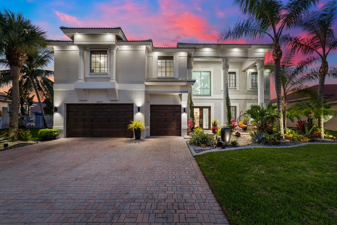 Недавно продано: $1,450,000 (6 спален, 4 ванн, 4177 Квадратных фут)