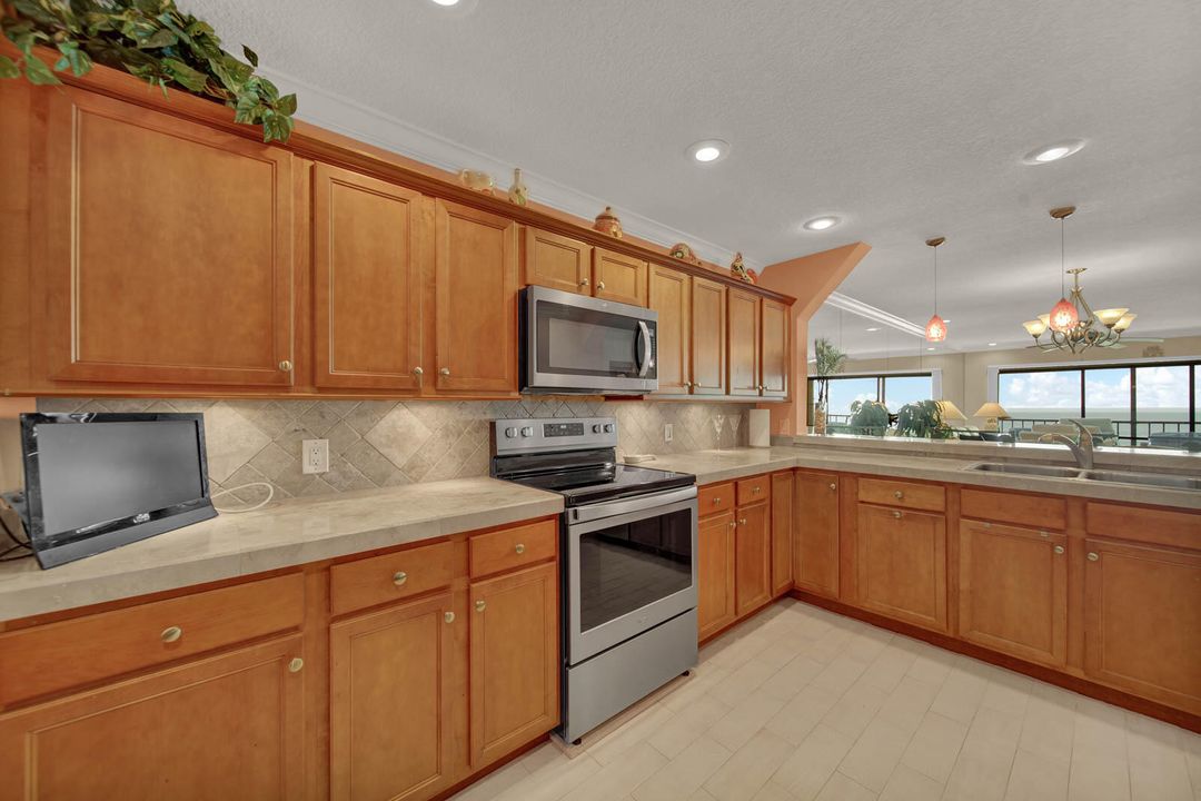 Recently Sold: $700,000 (2 beds, 2 baths, 1436 Square Feet)