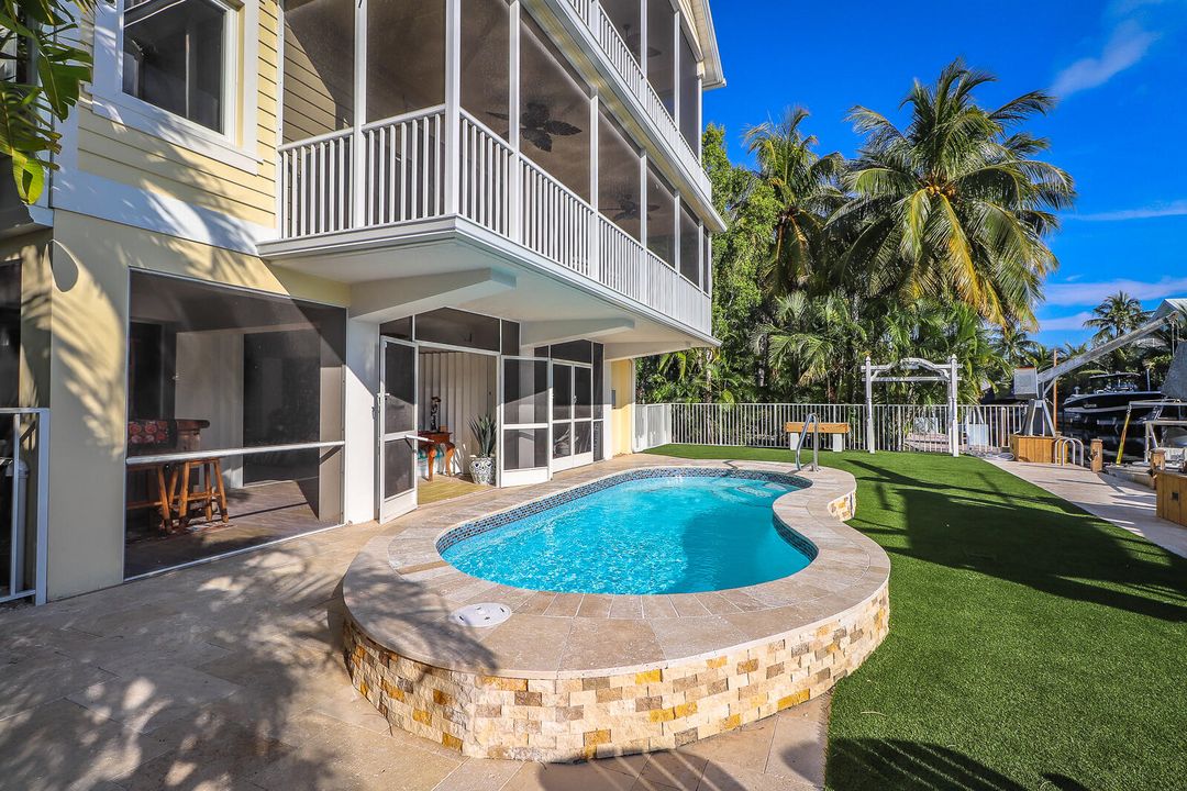Recently Sold: $1,999,999 (3 beds, 2 baths, 2965 Square Feet)