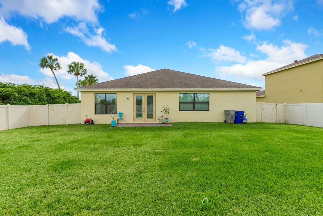 Recently Sold: $400,000 (3 beds, 3 baths, 1805 Square Feet)