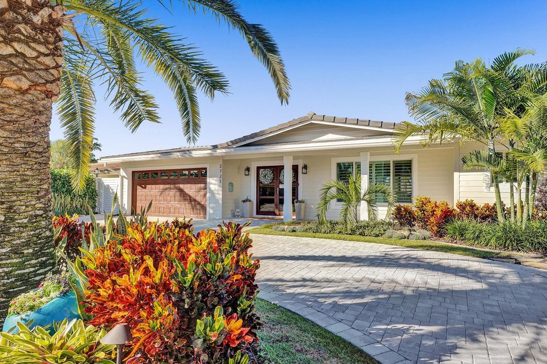 Recently Sold: $2,500,000 (3 beds, 2 baths, 2114 Square Feet)