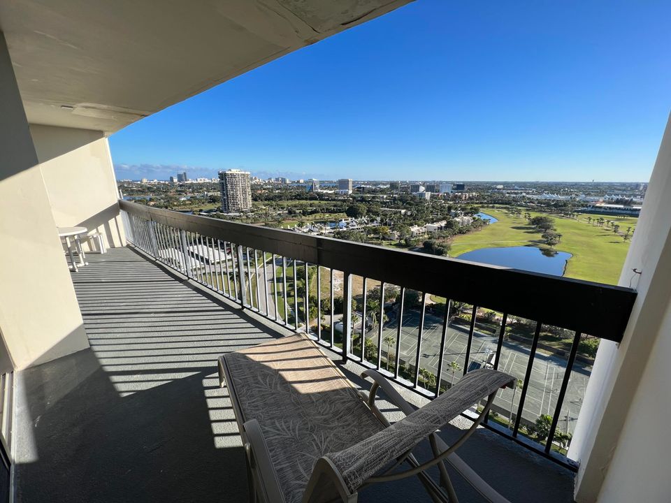 Active With Contract: $1,750 (1 beds, 1 baths, 898 Square Feet)