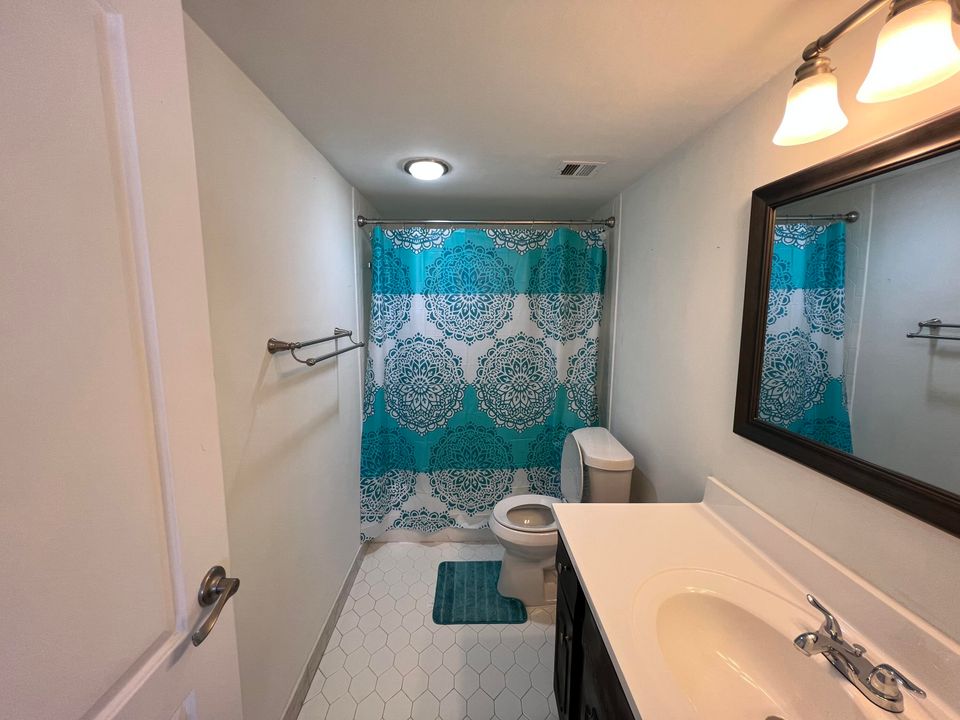 Active With Contract: $1,750 (1 beds, 1 baths, 898 Square Feet)