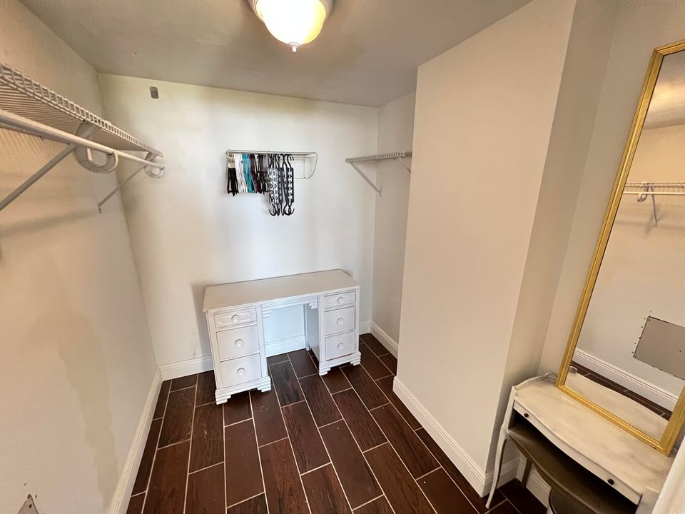 Active With Contract: $1,750 (1 beds, 1 baths, 898 Square Feet)