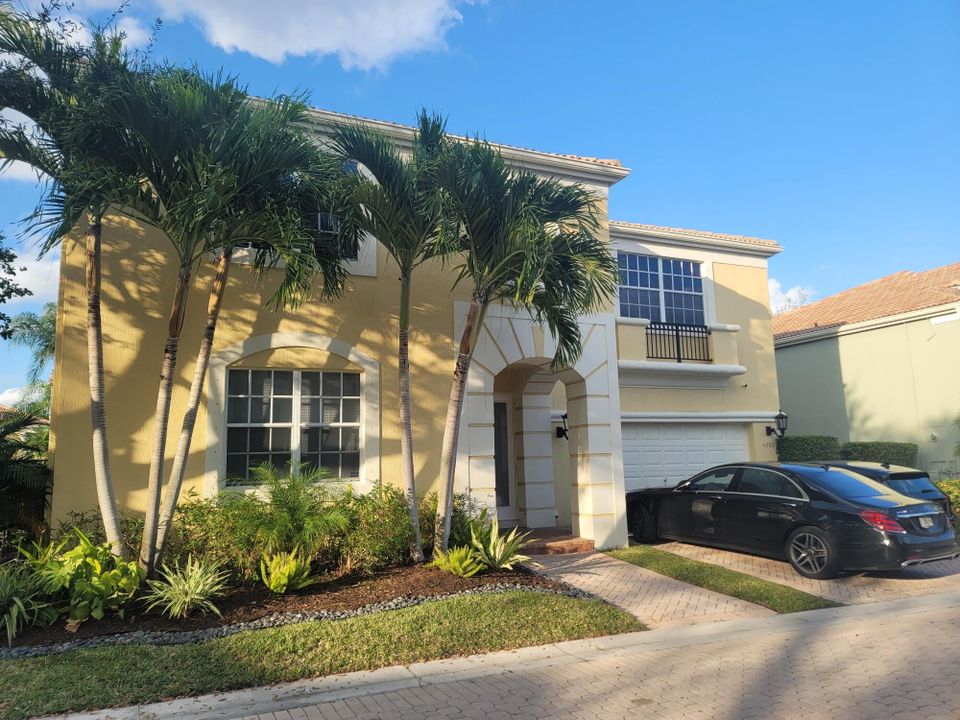 Recently Sold: $870,000 (5 beds, 4 baths, 3196 Square Feet)