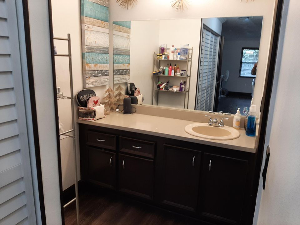 Recently Sold: $194,000 (2 beds, 2 baths, 1070 Square Feet)