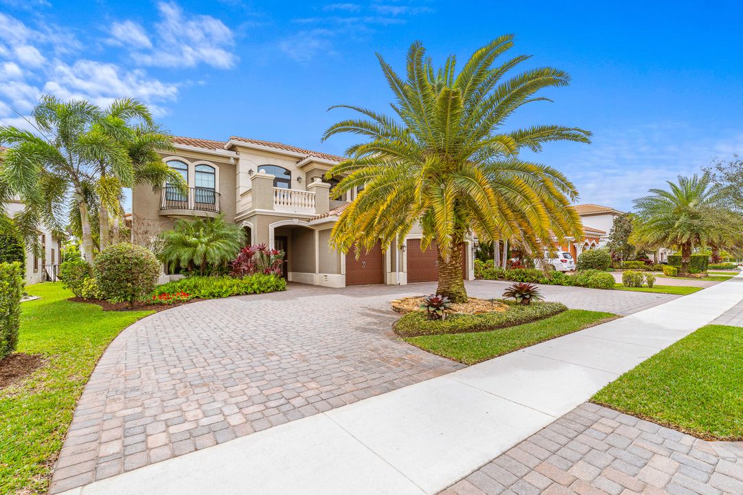 Recently Sold: $2,300,000 (5 beds, 5 baths, 5287 Square Feet)