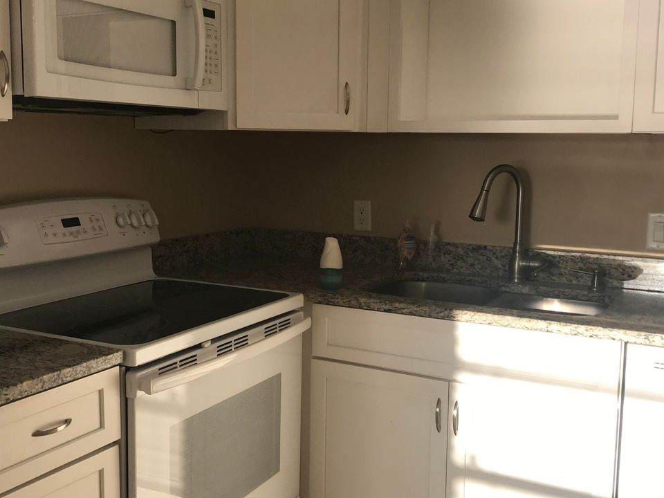 Recently Rented: $1,300 (1 beds, 1 baths, 747 Square Feet)