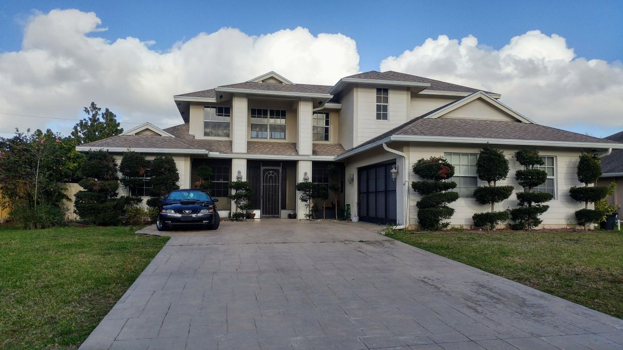 最近售出: $800,000 (5 贝兹, 2 浴室, 3320 平方英尺)